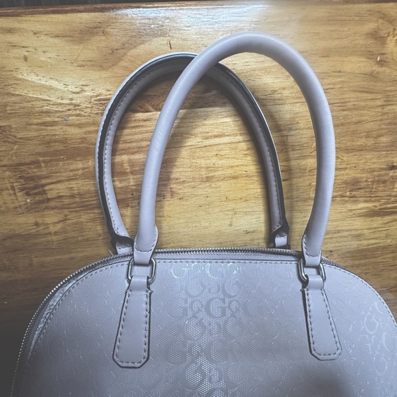 GUESS purse with a removable shoulder strap. - Picture 10 of 12